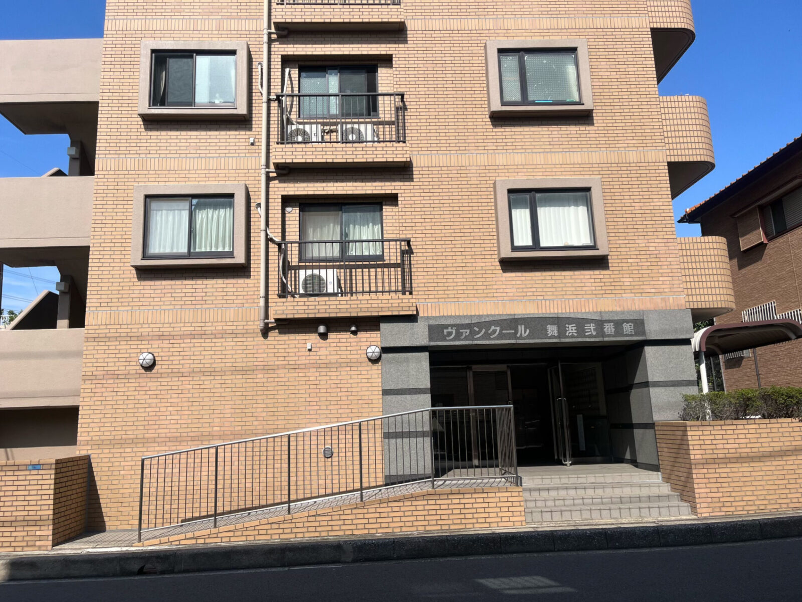 【リノベマンション】ヴァンクール舞浜弐番館〔1F 角住戸 4LDK+ 専用庭〕 スライダー