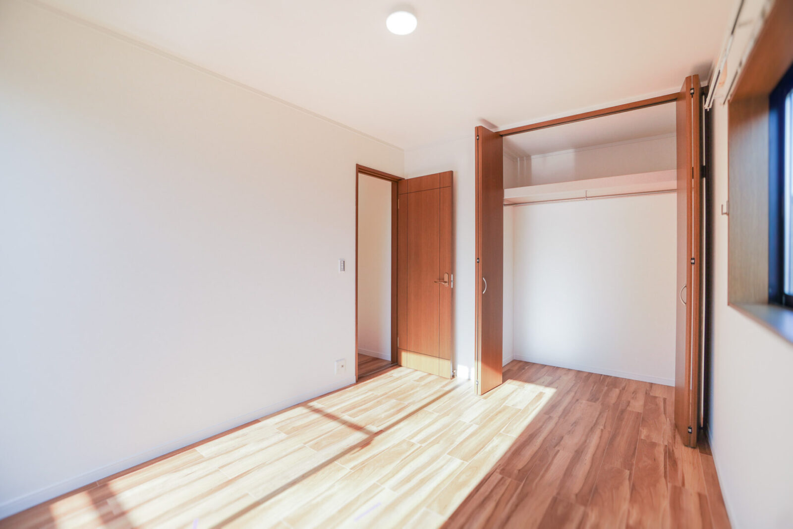 【4LDK+車２台　全居室 6帖ゆとりある広さ】稲毛町中古戸建 スライダー