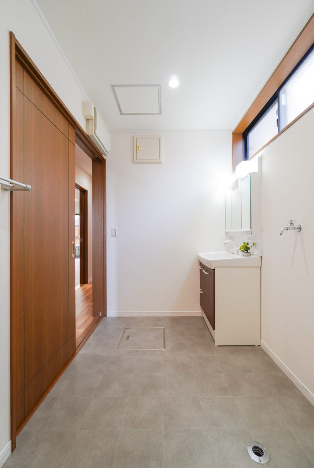 【4LDK+車２台　全居室 6帖ゆとりある広さ】稲毛町中古戸建 スライダー