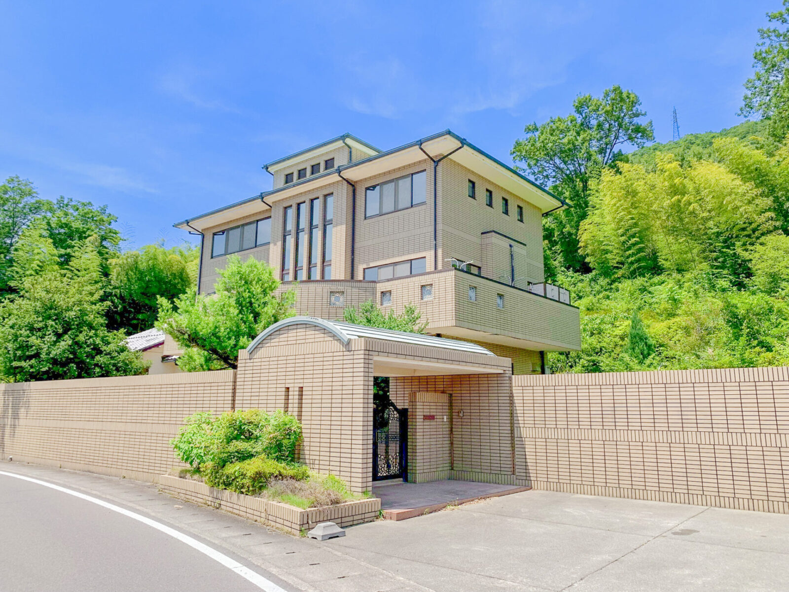 岐阜市日野東１丁目　重厚感溢れる大邸宅 スライダー